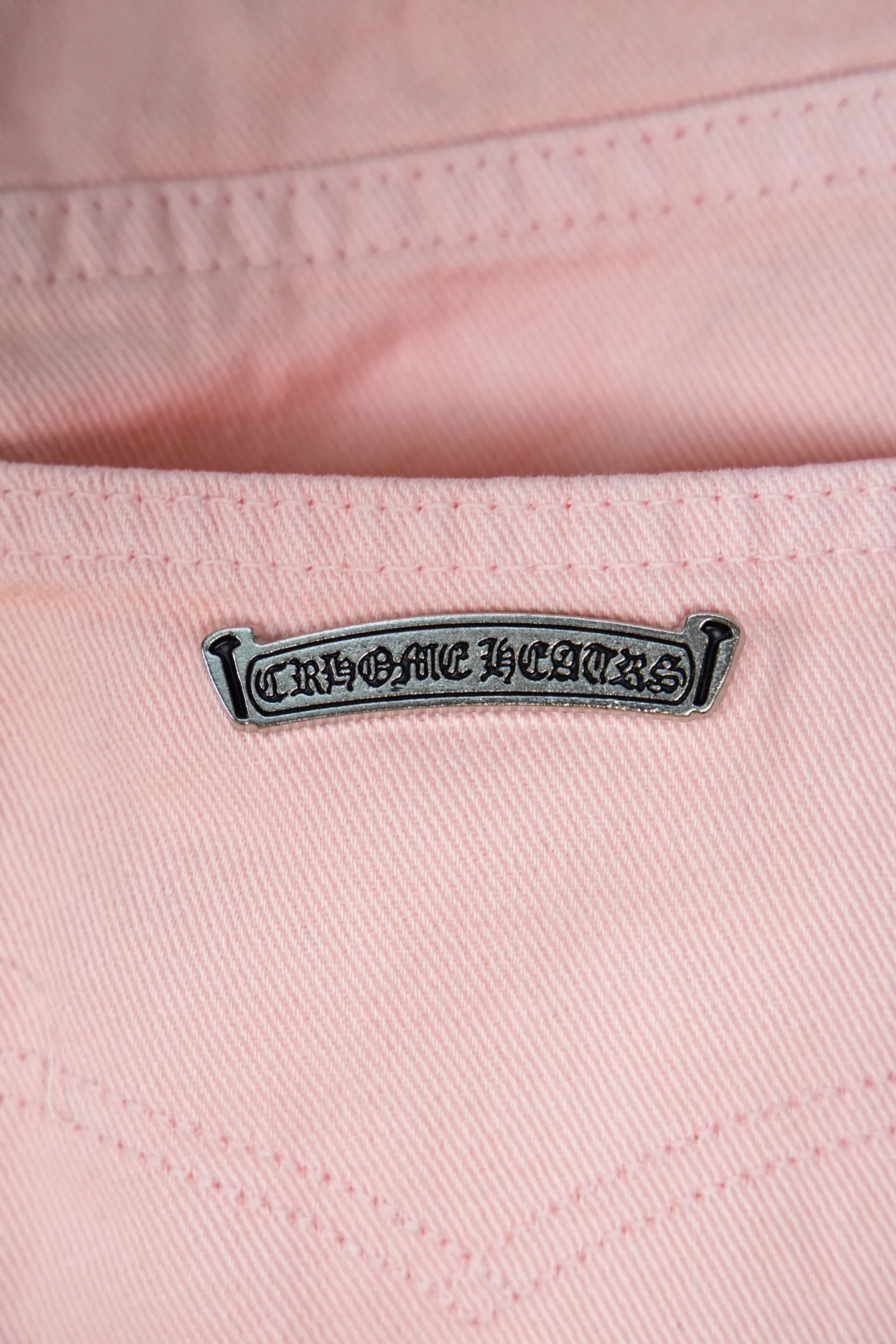 P270 Top version CH Chromehearts 2025 new limited edition white cross patchwork leather couple style washed loose pink jeans 💜 Top ceiling quality Styles with different washed textures, very friendly to people with thin legs and thick legs, straight and loose version very flattering leg shape Timeless moderate length, easy to match with casual, basic styling for various styles, a must-have in the wardrobe! The fabric is stiff but also makes the upper body soft without losing texture. The washing process is even more perfect. It is a must-have item for everyone! ! ! Washed wheat, hang tag, pants label, complete with three labels, color: pink, size: 28, 30, 32, 34
